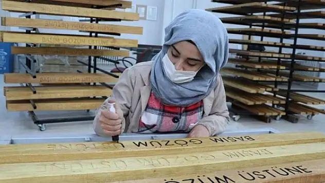 Diyarbakırlı öğrenciler sıra, masa ve dolap üretiyor
