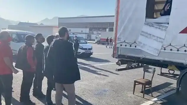 Van'da tırın dorsesinden 218 düzensiz göçmen çıktı
