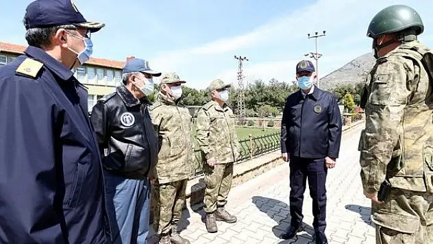 Bakan Akar, Gökçeada'da komandolarla bir araya geldi