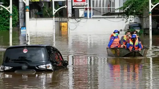 Endonezya'da sel: 20 ölü, 5 kayıp