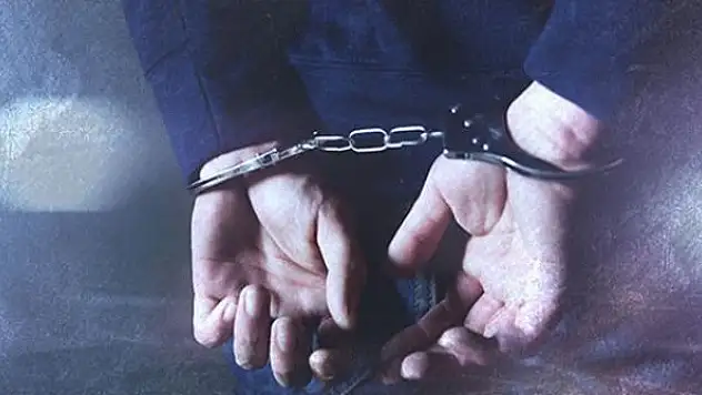 Türk bayrağını yırtıp Atatürk ve Özgecan Aslan'a hakaret eden kişi yakalandı