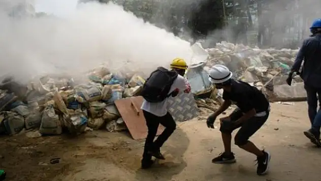 Myanmar'da protestocular askerlere saldırdı: 4 ölü
