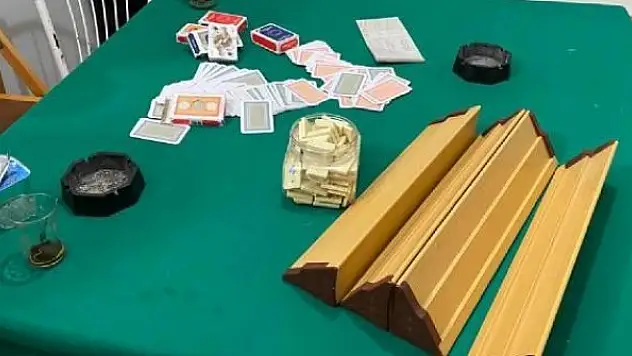 Kumar oynayan ve tedbirleri ihlal eden 24 kişiye para cezası