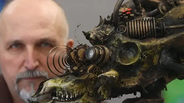 Topladığı atıkları sanat eserlerine dönüştürüyor