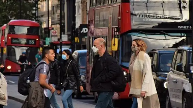 Bilim insanları: İngiltere Pazartesi sürü bağışıklığına geçecek