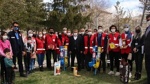 Seydişehir'de sokak hayvanları ve kuşlara yem kapları bırakıldı