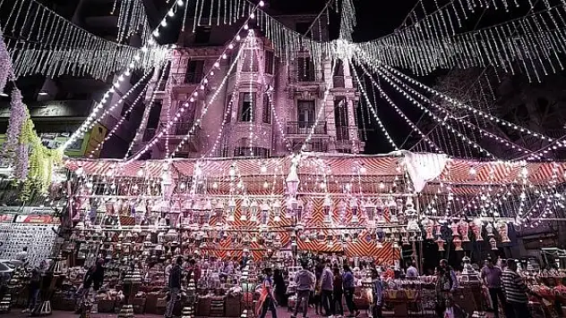 Kahire sokakları ramazan öncesi ışıl ışıl