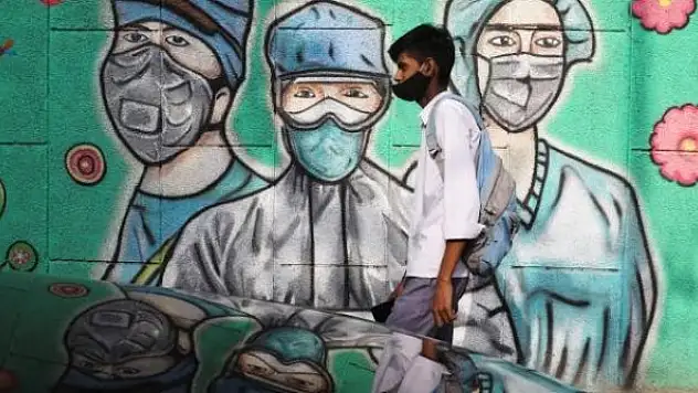 Hindistan'da günlük vaka sayısı 131 bin 968'e yükseldi