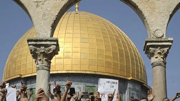 İsrail yüzlerce Filistinlinin Mescid-i Aksa'ya girişine izin vermedi