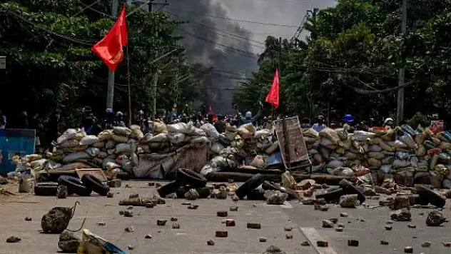 Myanmar'da ordunun protestoculara açtığı ateşte 20 kişi öldü