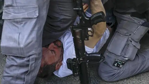 İsrail polisi barış yanlısı milletvekiline saldırdı