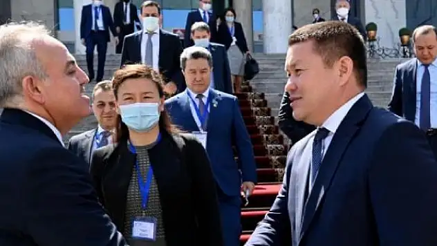 Kırgızistan'dan uçakta rahatsızlanan bebeği kurtaran Türk vekile teşekkür