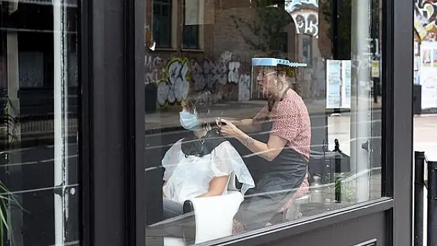 İngiltere'de mağazalar ve berberler 97 günün ardından yeniden açıldı