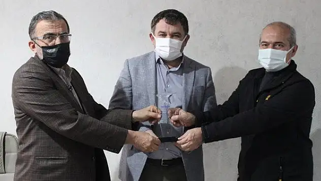 Şükrü Doruk Kız AİHL'den Yeni Haber'e plaket