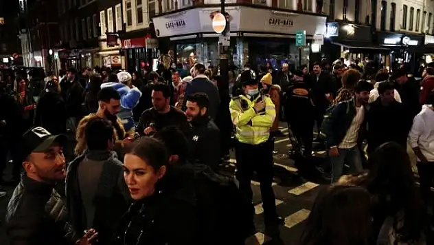 97 gün sonra yasaklar kalktı, sokaklar ve kafeler doldu taştı