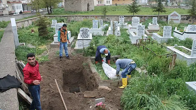 Altı ay önce ölen suriyelinin cenazesi kobani'ye götürüldü