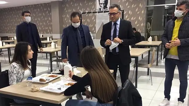 Rektör Aksoy öğrencilerle iftar yaptı