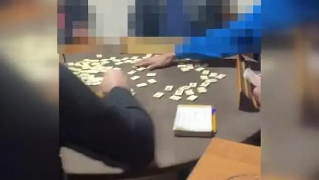 Kocaeli'de tedbirleri ihlal edip kumar oynayan 17 kişiye para cezası