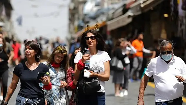 İsrail'de açık alanlarda maske zorunluluğu kaldırıldı
