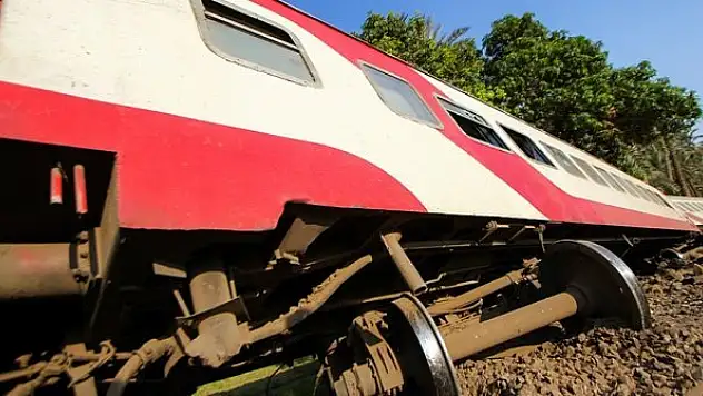 Mısır'da tren raydan çıktı: 8 ölü, 97 yaralı