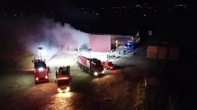 İzmir'de depo yangını: Binlerce balya saman kül oldu