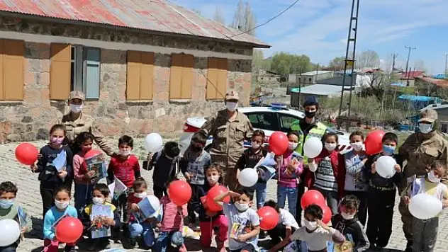 Mehmetçik köy köy gezip çocukların bayramını kutladı