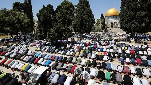 Mescid-i Aksa'da kılınan cumaya 60 bin kişi katıldı