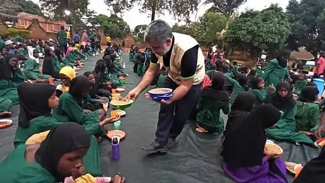 Türkler Uganda'da okul ve cami bahçesinde kardeşlik sofraları kuruyor