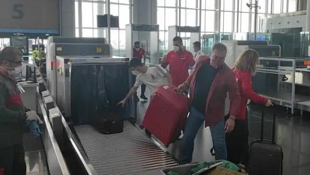 Tam kapanma öncesi havalimanı ve otogarlarda yoğunluk