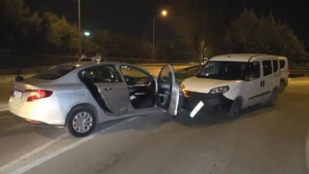 Denetimden kaçarken polis aracına çarptılar