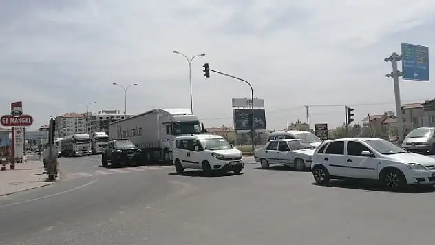 Karayollarında tam kapanma öncesi trafik yoğunluğu