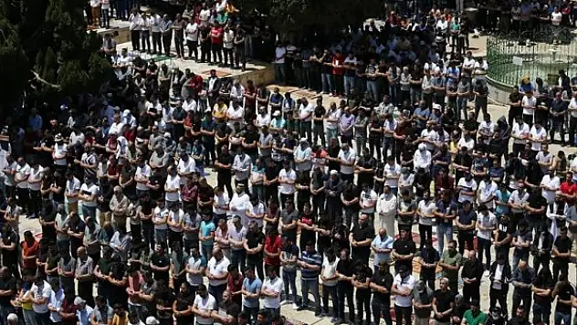 Mescid-i Aksa'da ramazan ayının üçüncü cumasına 60 bin kişi katıldı