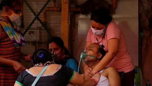 Hindistan'da günlük vaka 400 bini geçti