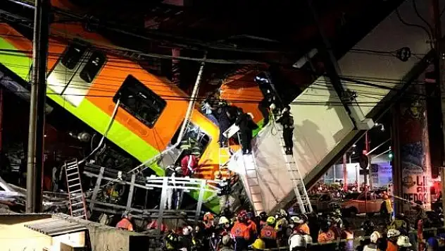 Meksika'da üst geçit çöktü, tren raydan çıktı: 15 ölü, 70 yaralı