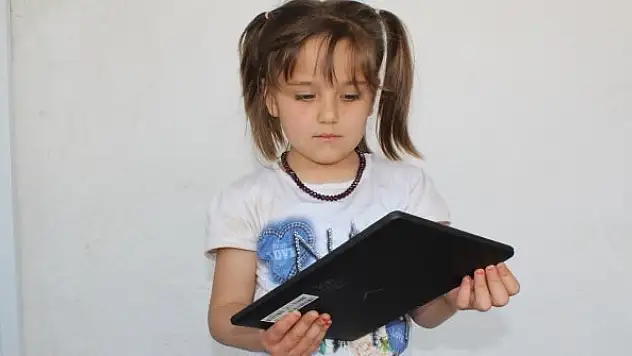 7 Yaşındaki yetim Nehir'in tablet ihtiyacını karşıladılar