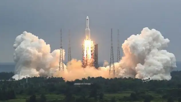 Çin roketi alarmı: Kontrolden çıktı, parçaları Dünya'ya düşecek