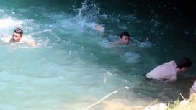 Köprüden atlayarak serinlemeye çalışıyorlar