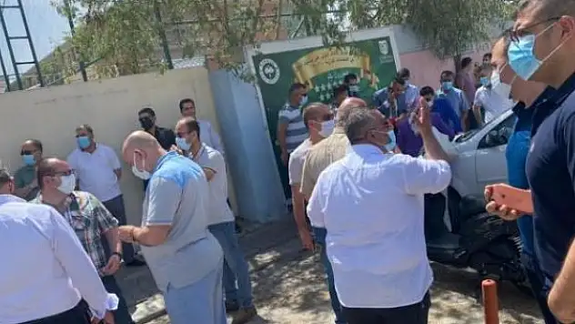 Yüzlerce veli FETÖ'nün okulunu protesto etti