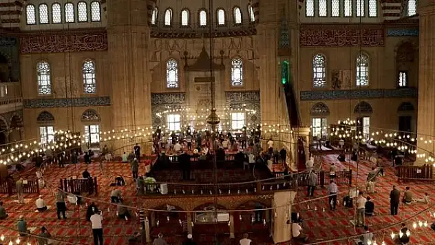 Camilerde 'Kadir Gecesi' konulu hutbe okundu