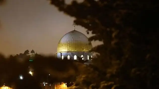 İsrail polisi Mescid-i Aksa'ya girerek cemaate saldırdı