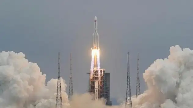 Çin'in kontrolden çıkan roketi Hint Okyanusu'na düştü