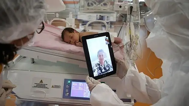 40 günlük ikizlerinden ayrı kalan anneye görüntülü görüşme sürprizi