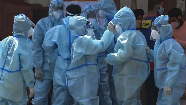 Hindistan'da camiler COVID-19 bakım merkezlerine dönüştürülüyor