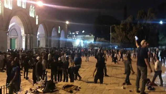 İsrail bir kez daha Mescid-i Aksa'da cemaate saldırdı