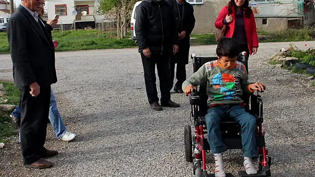 Yürüyemeyen İsmail'e '23 Nisan' hediyesi