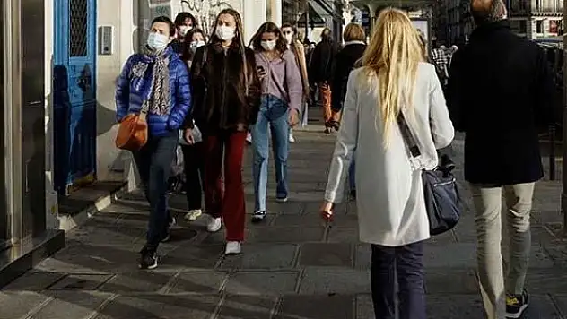 Fransa'da COVID-19 'sağlık kartı' uygulaması kabul edildi