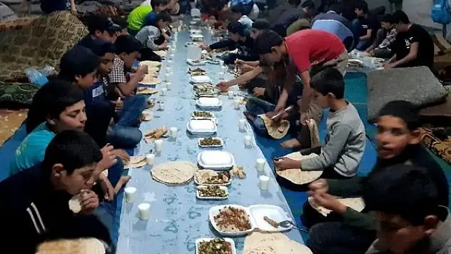 İdlib Derhasanda İtikafa giren mazlumlara iftar yemeği verildi