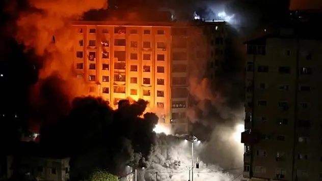 İsrail, Gazze'de 14 katlı binayı vurdu