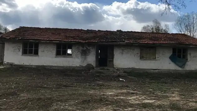 Eski okul binasını kütüphane ve kurs merkezi yaptı