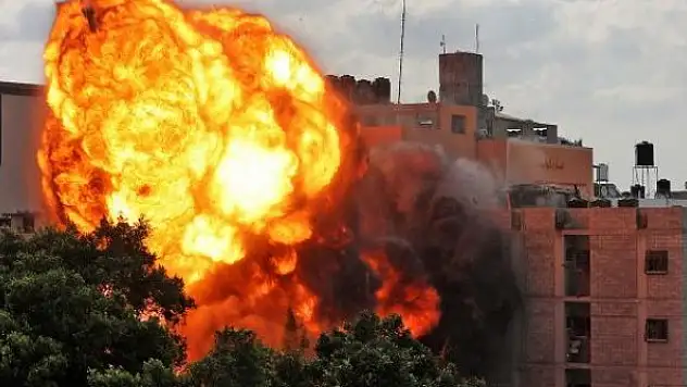 İsrail savaş uçakları Gazze Şeridi'ne bomba yağdırdı